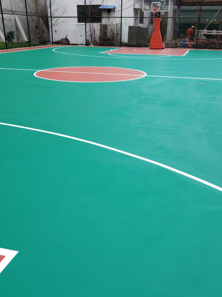 田东 球场长期使用易出现地面开裂
